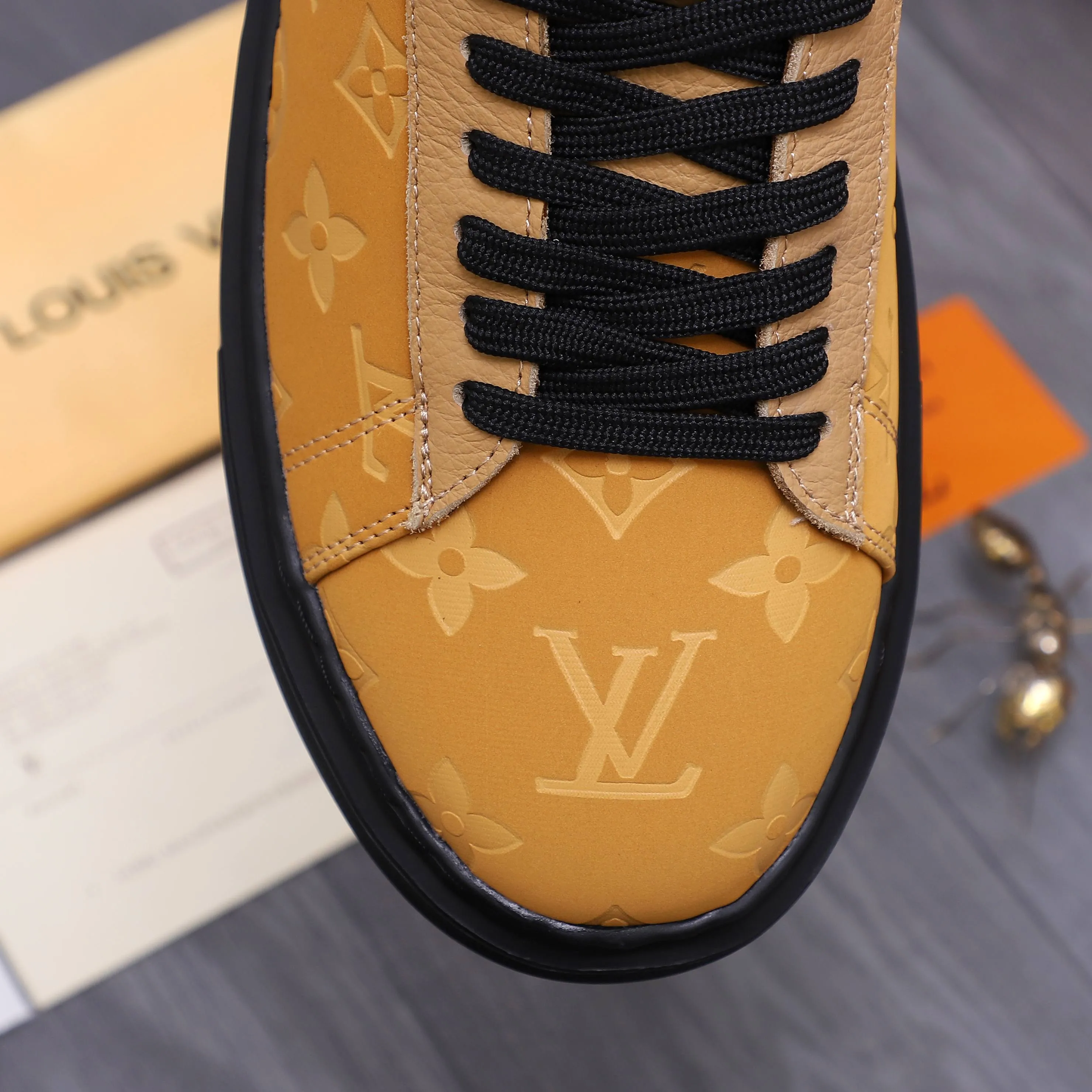 Men's shoes 💰442 Product trademark: LV [Louis Vuitton] Casual shoes True size. Size: 38-44 Product materials: Selected embossed frosted cowhide upper, sheepskin lining, cowhide insole, rubber outsole